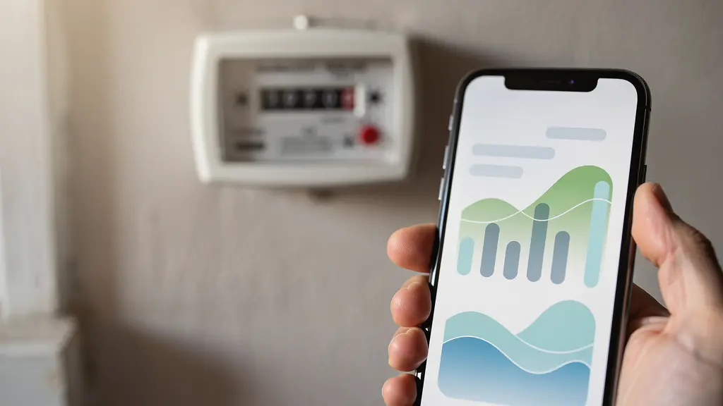 Mano che annota i numeri del contatore dell'acqua su un taccuino